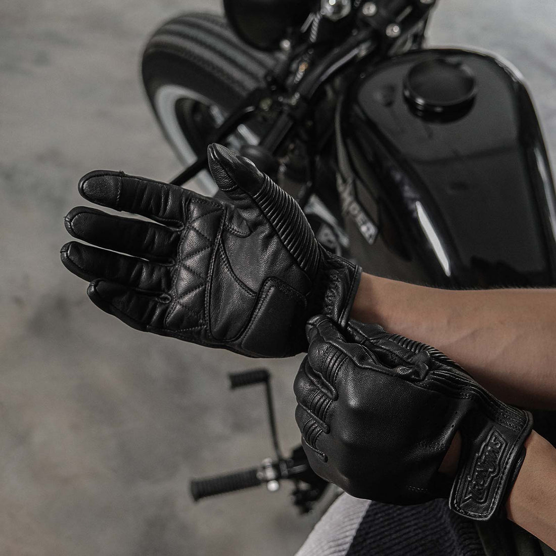 IRONJIAS Spring and Antumn Retro Urban Black Breathable Leather Gloves